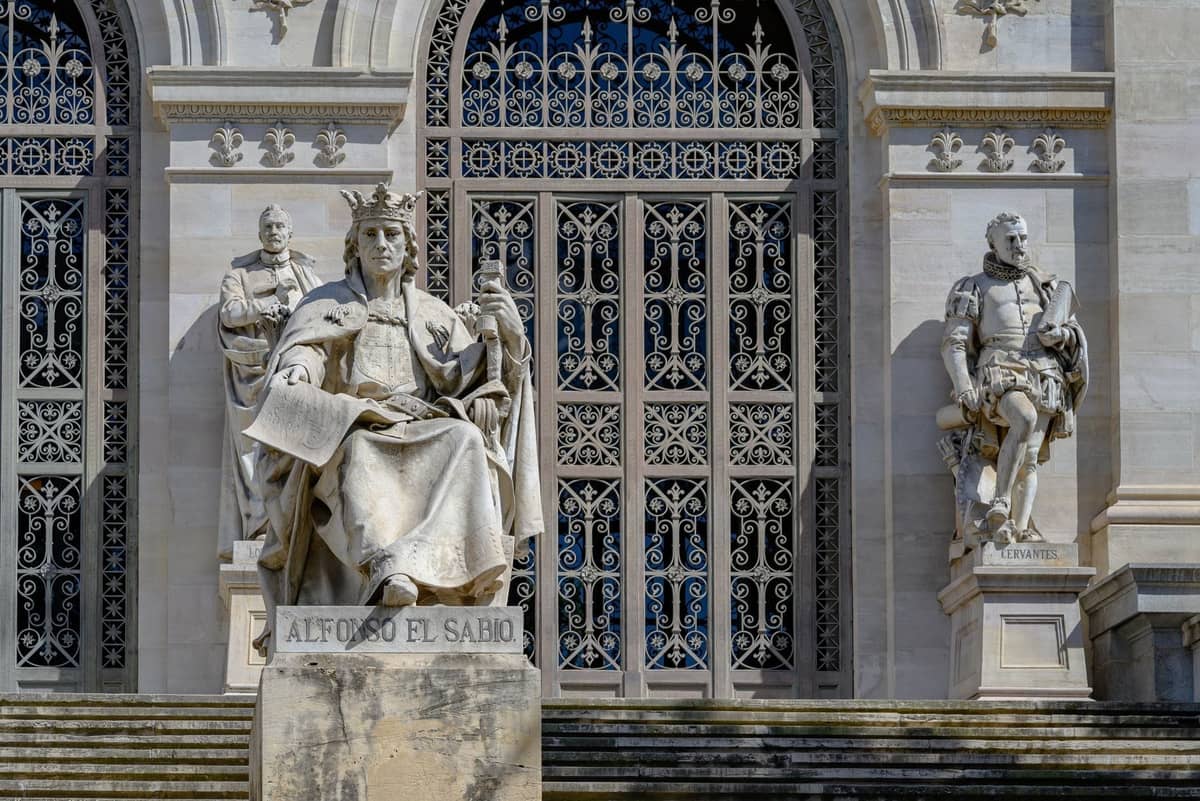 Statue di figure storiche, tra cui Alfonso el Sabio, davanti alla Biblioteca Nacional di Madrid, un importante museo storico e specializzato a Madrid.