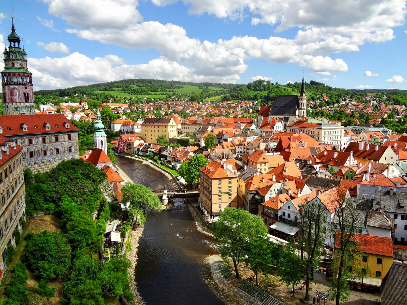 Vista panorâmica da histórica cidade de Český Krumlov com seu castelo, rio e edifícios de telhados vermelhos, ideal para um passeio de um dia a partir de Praga.
