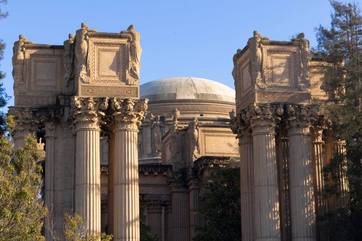 Primer plano de las imponentes columnas neoclásicas y la rotonda del Palacio de Bellas Artes de San Francisco, uno de los atractivos culturales más emblemáticos de la ciudad.