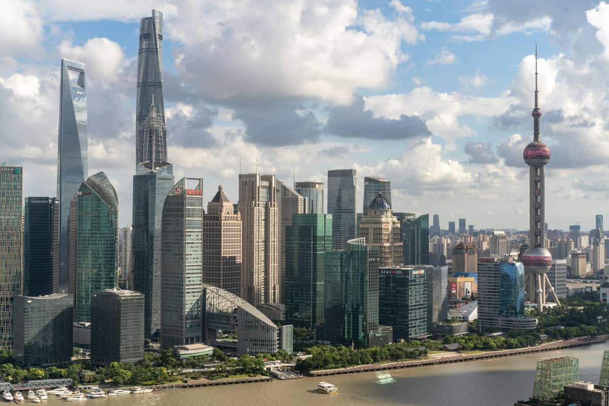 Vue panoramique de jour sur la skyline de Shanghai avec l'Oriental Pearl Tower et les gratte-ciel avec terrasses d'observation bien visibles.