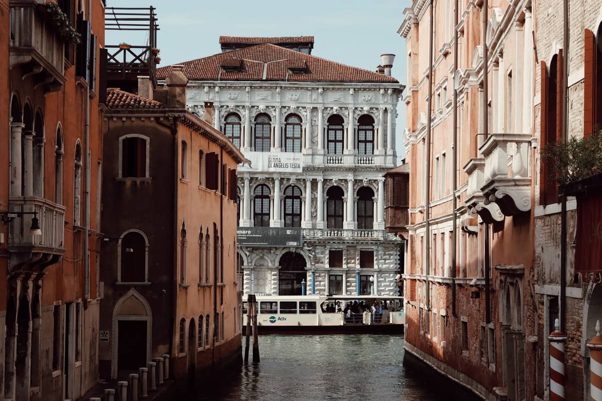 Eine klassische venezianische Kanalszene mit einem Vaporetto vor dem Ca' Pesaro, dem Internationalen Museum für Moderne Kunst – einem der bedeutendsten Museen Venedigs.