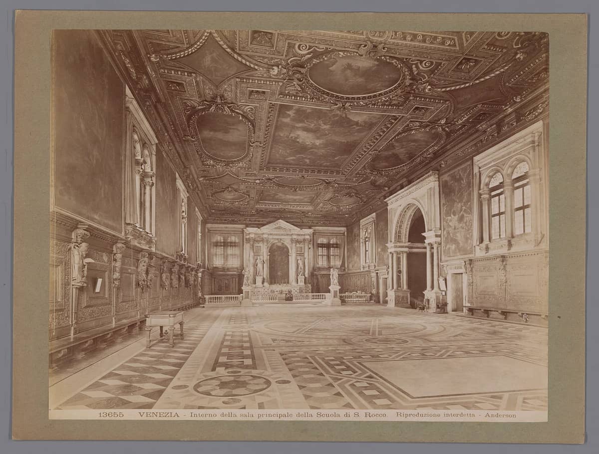 Historisches Sepiafoto des prunkvollen Hauptsaals der Scuola Grande di San Rocco in Venedig, mit aufwendiger Decke, Wänden und Marmorboden.