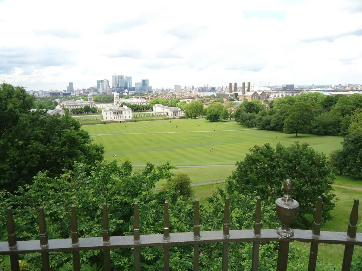 Vista do Greenwich Park com o Royal Naval College e o horizonte de Londres ao fundo num dia nublado