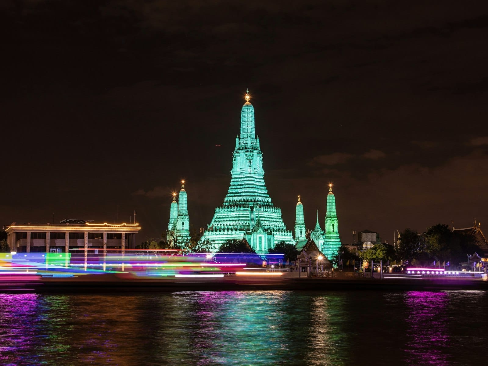 Templos icônicos e o Grande Palácio de Bangkok banhados por uma luz perfeita, destacando o clima ideal para visitação.