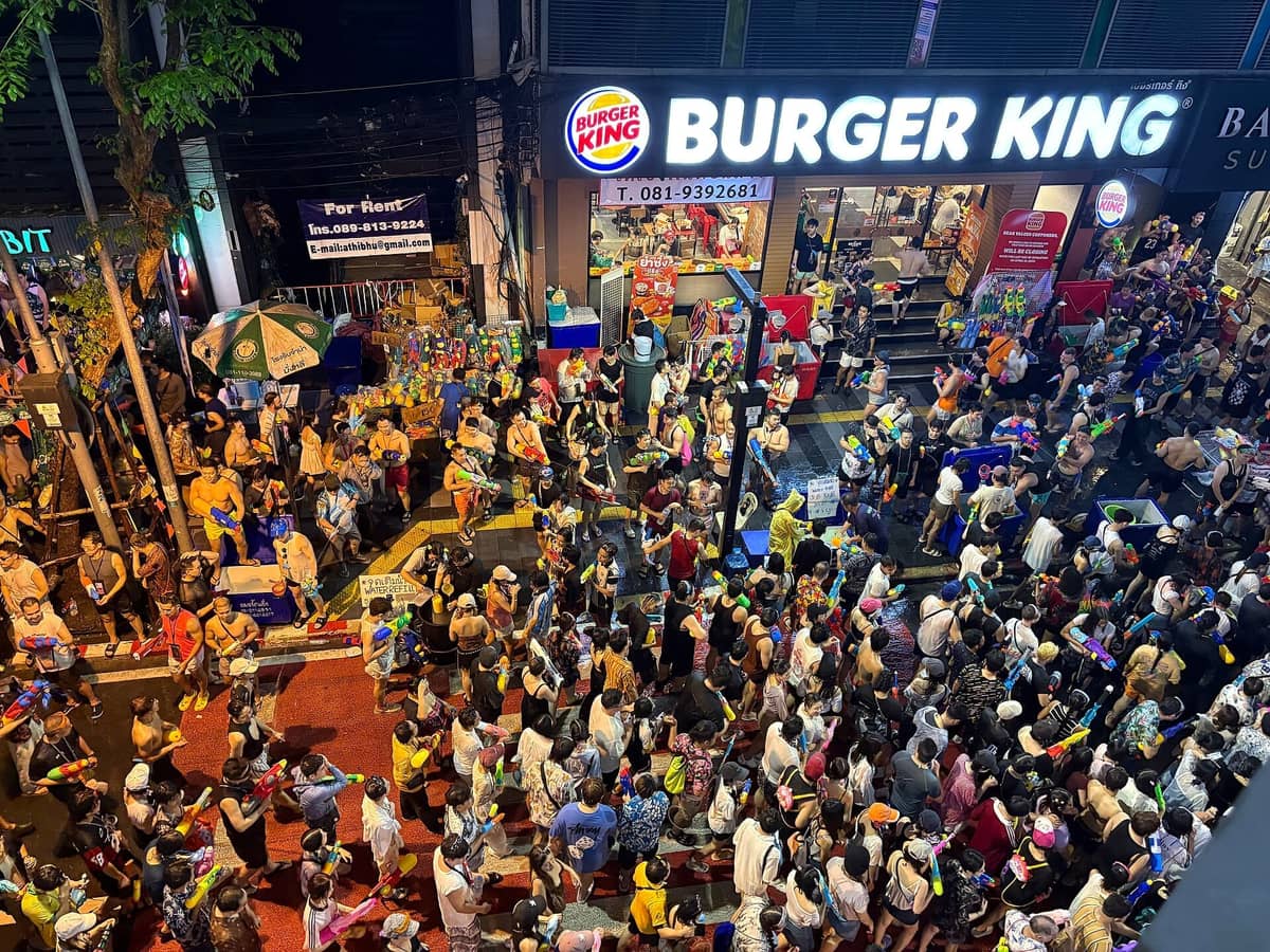 Multidões do festival Songkran em Bangkok com brigas de água à noite