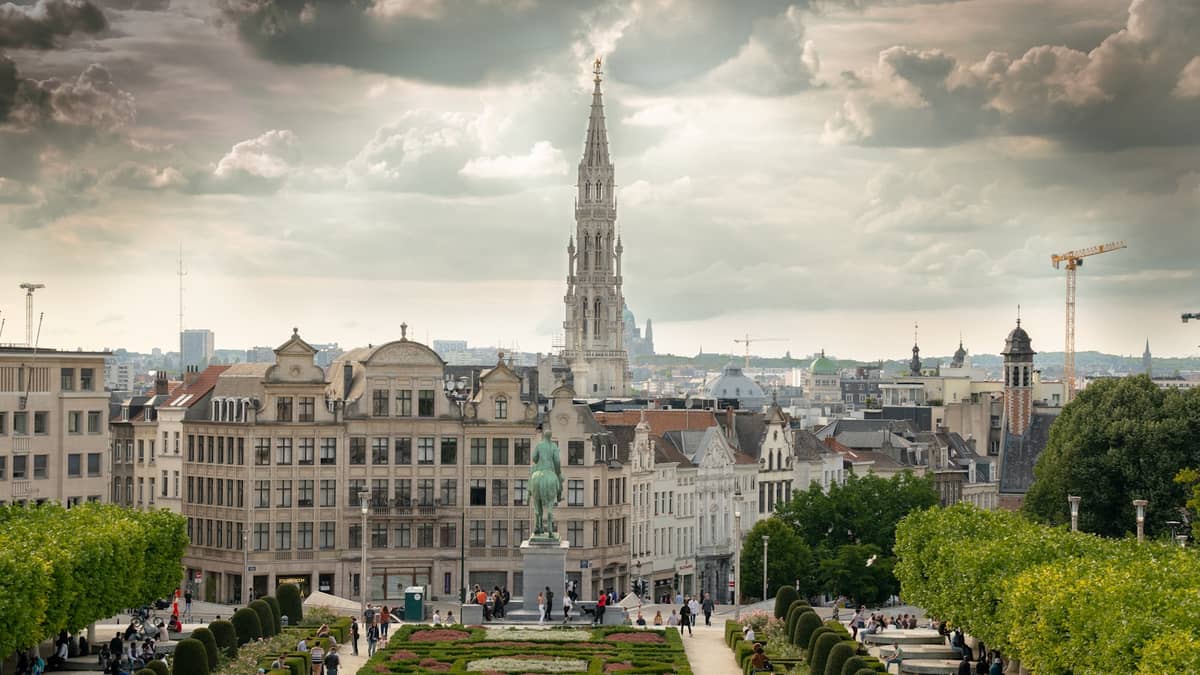 Céu nublado sobre o centro de Bruxelas com a torre da Câmara Municipal e os jardins do Mont des Arts em primeiro plano