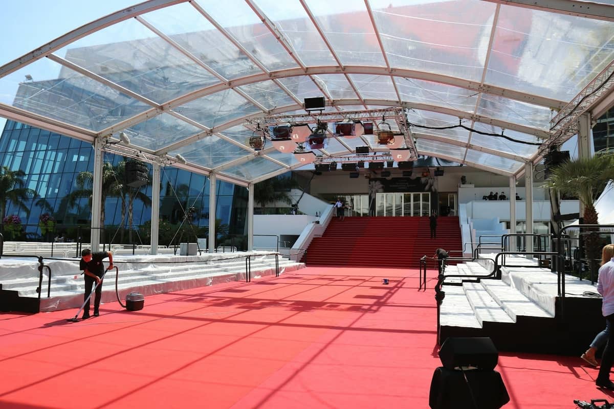 Roter Teppich und Treppen unter einem Vordach am Palais des Festivals in Cannes, für eine Veranstaltung aufgebaut.