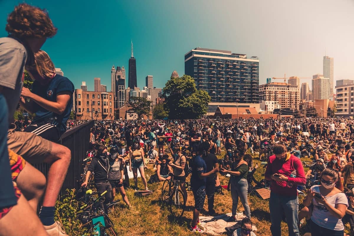 Große Menschenmenge im Freien bei einem Festival oder Event in Chicago, mit der Skyline der Stadt und berühmten Wolkenkratzern im Hintergrund