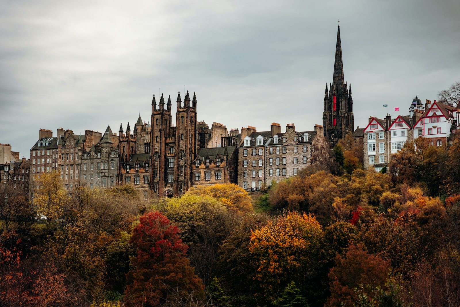 Le panorama du Old Town d'Edinburgh en automne, avec un feuillage coloré et des bâtiments historiques sous un ciel nuageux
