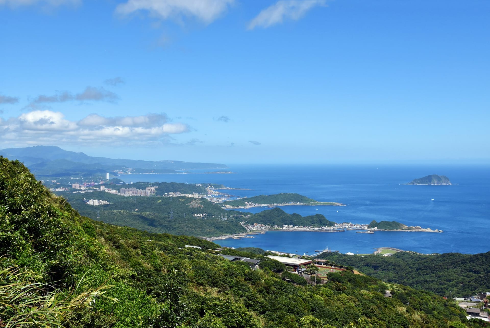 Trilha costeira em Hong Kong com colinas verdes e vistas abertas