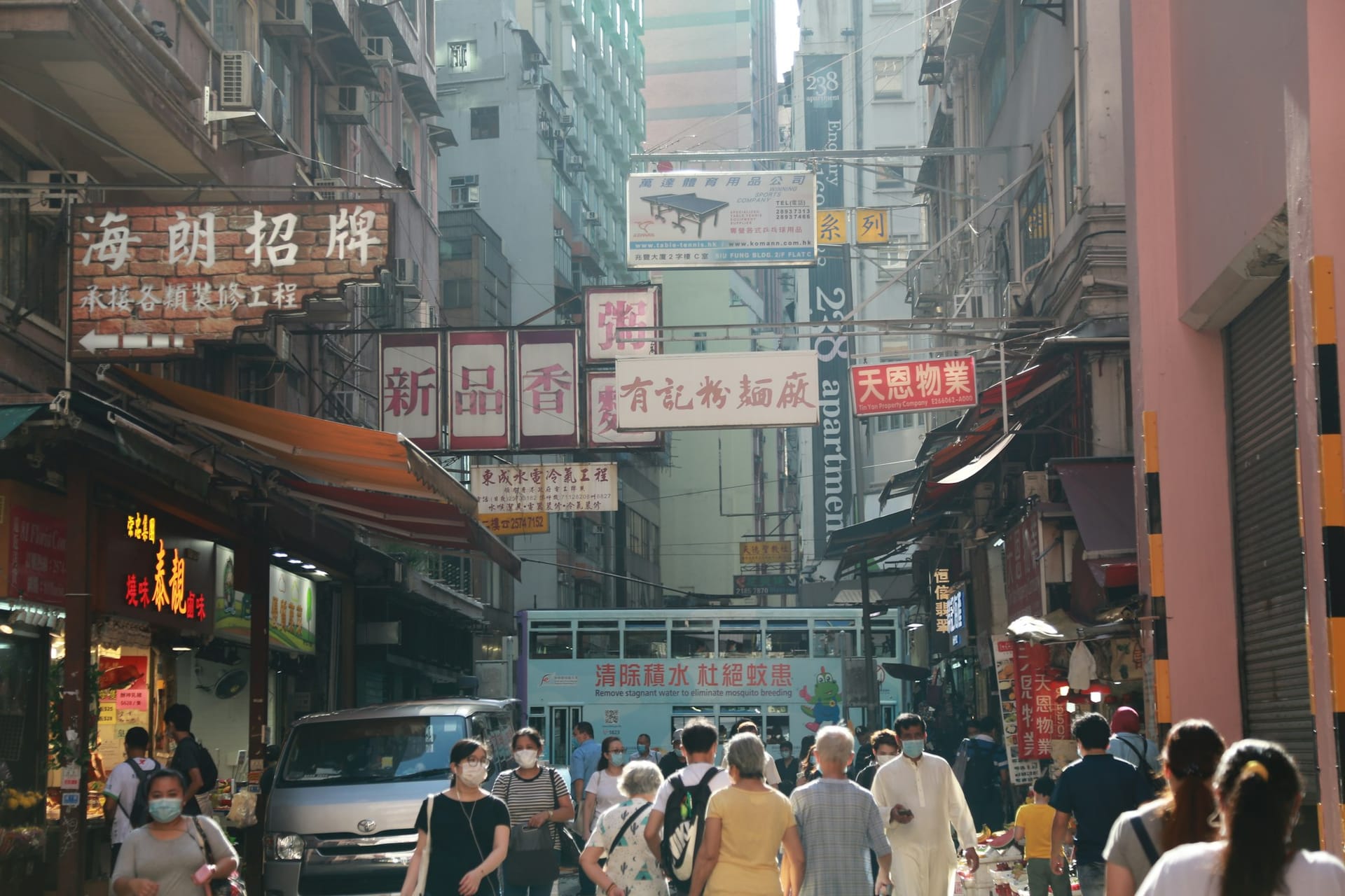 Tráfego denso de pedestres em uma área comercial de Hong Kong
