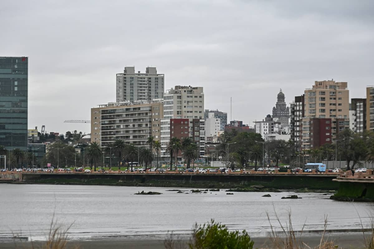 วิวท้องฟ้าครึ้มของเส้นขอบฟ้าเมือง Montevideo และ Rambla ในแสงสลัวพร้อมริมน้ำที่เกือบว่างเปล่าในช่วงฤดูหนาว