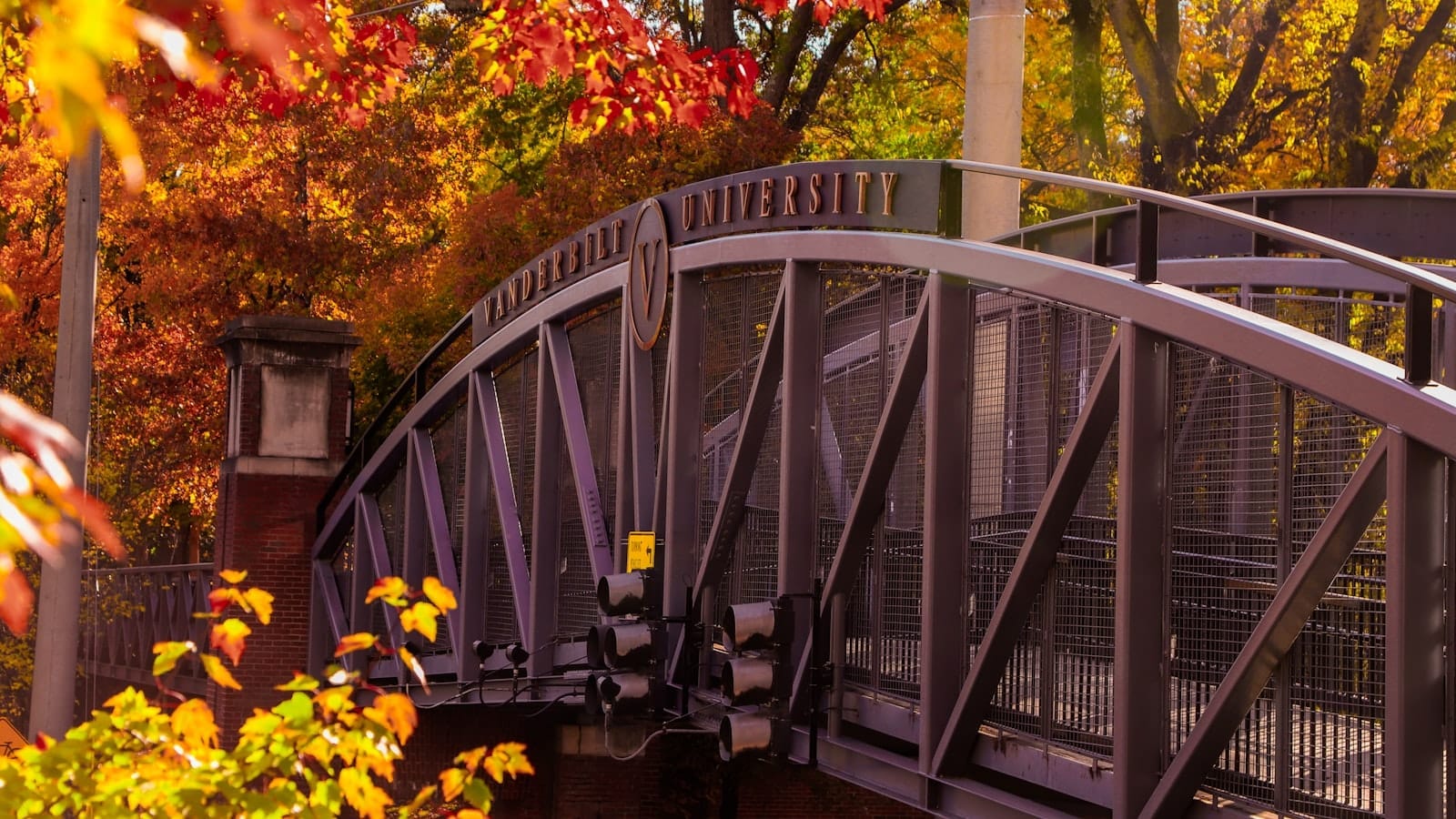 Puente en Vanderbilt University rodeado de vibrante follaje otoñal en Nashville