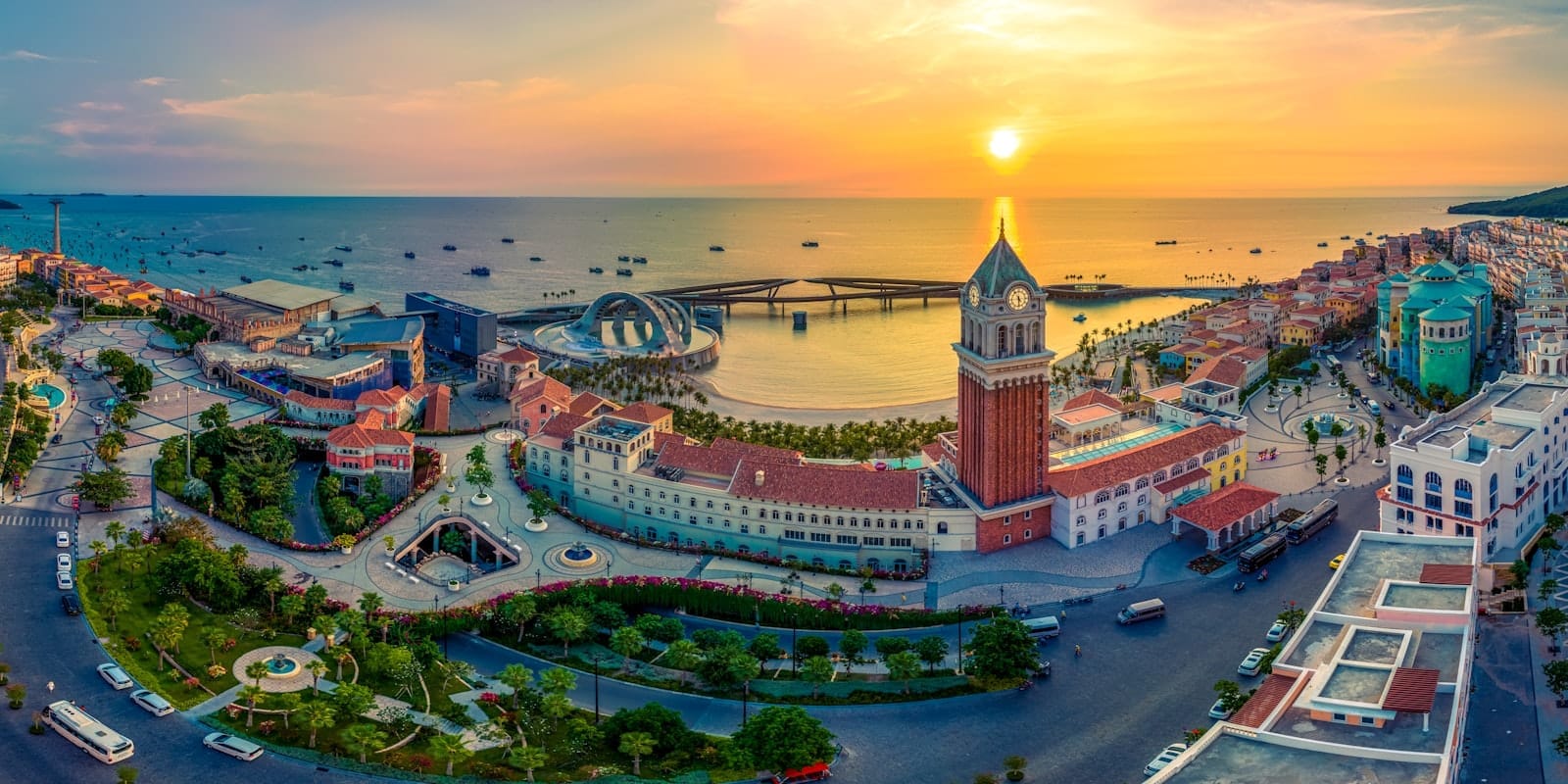 Sunset Town em Phu Quoc com a Kiss Bridge (Cầu Hôn) e vista costeira ao pôr do sol