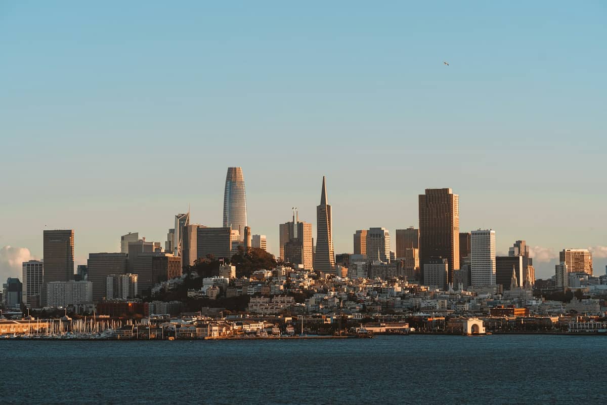 Skyline von San Francisco mit klarem blauem Himmel und Sonnenlicht, von der anderen Seite der Bucht bei warmem Herbstwetter aufgenommen.