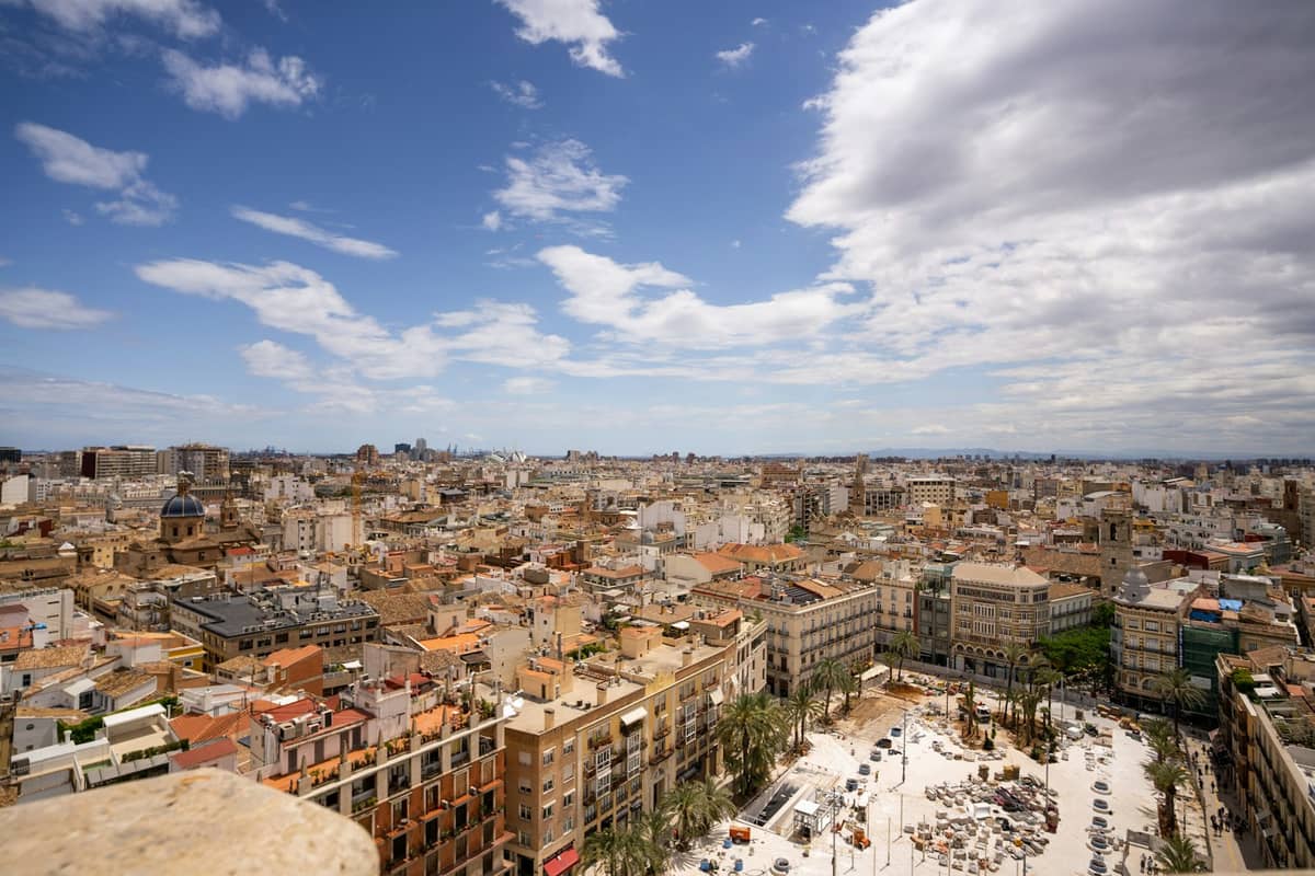 Ampio panorama sul centro storico di Valencia e sui suoi tetti, ripreso da un punto elevato sotto un cielo drammatico con nuvole.