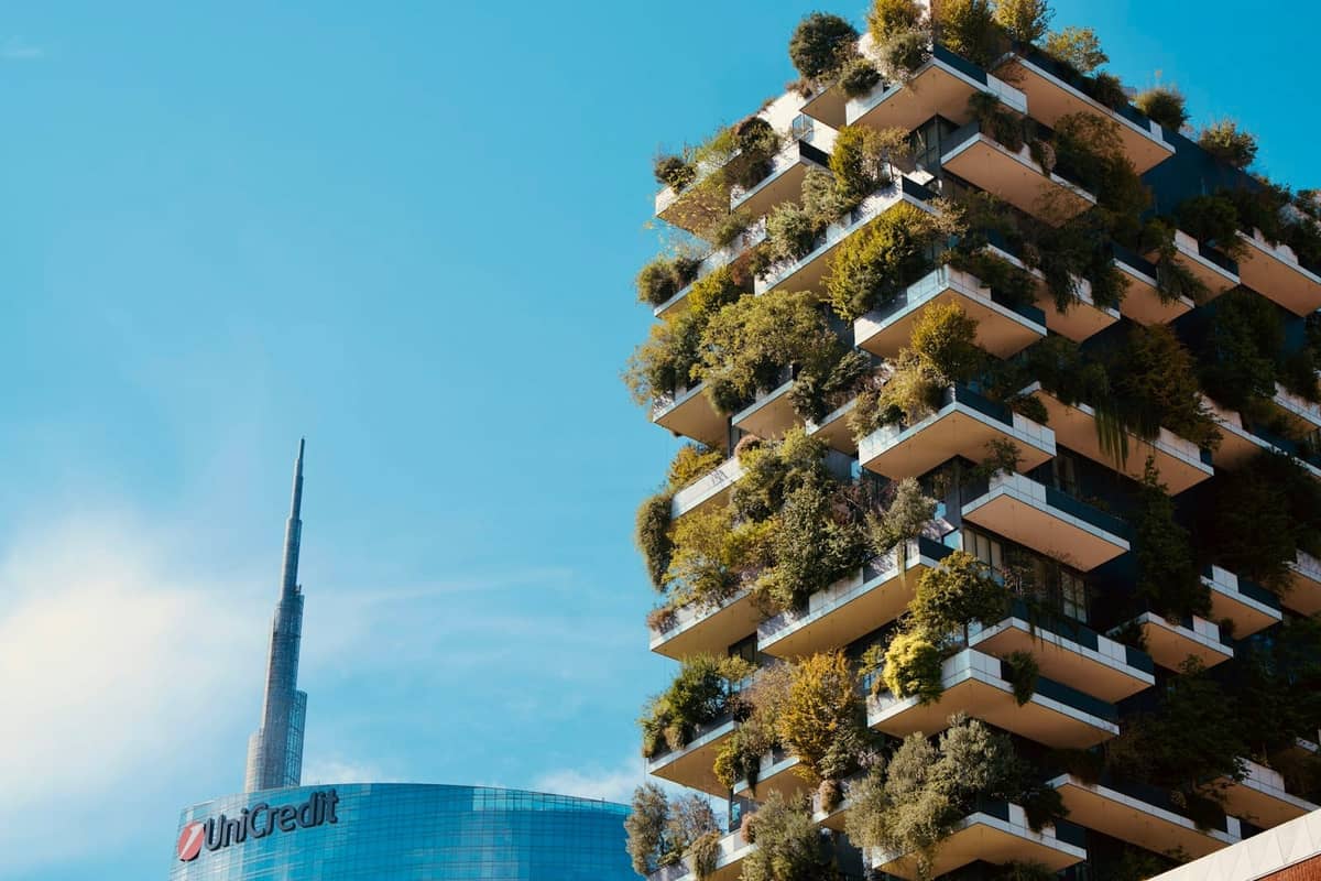Wieża Bosco Verticale i nowoczesny wieżowiec UniCredit obok siebie pod błękitnym niebem w innowacyjnej dzielnicy Porta Nuova w Mediolanie.