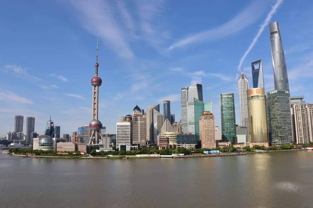 Pemandangan lanskap luas cakrawala Lujiazui yang menampilkan Shanghai Tower, Shanghai World Financial Center, Jin Mao Tower, dan Oriental Pearl Tower di tepi Sungai Huangpu.
