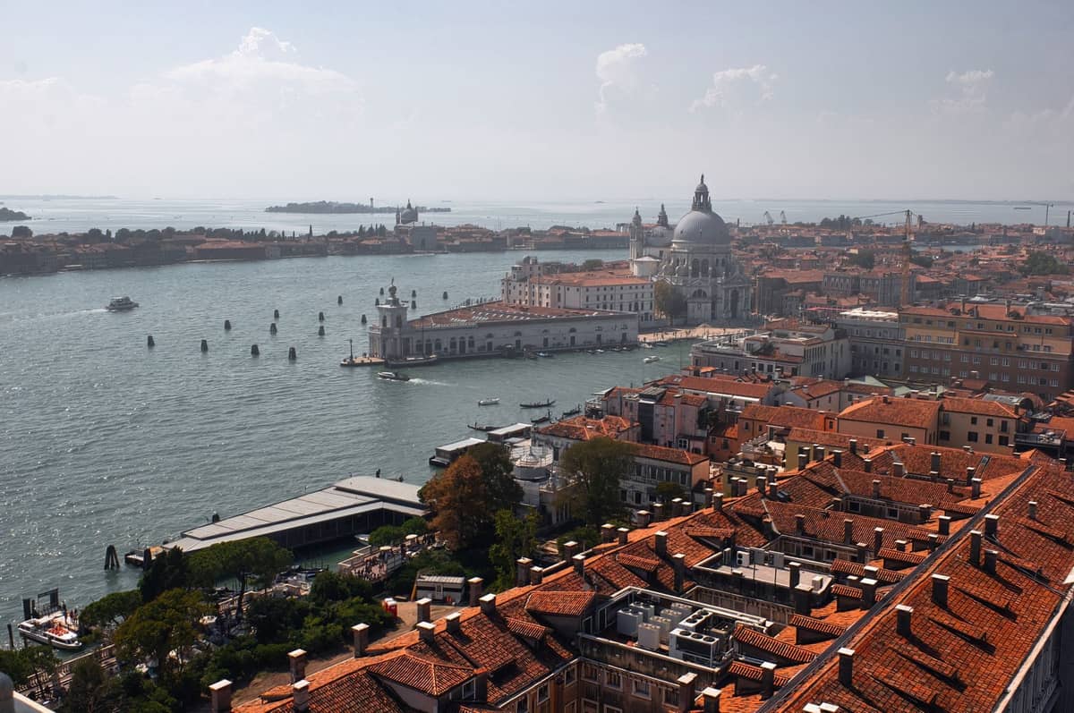 Luftaufnahme von Venedig mit den Kuppeln von Santa Maria della Salute über dem Canal Grande und den Terrakotta-Dächern.