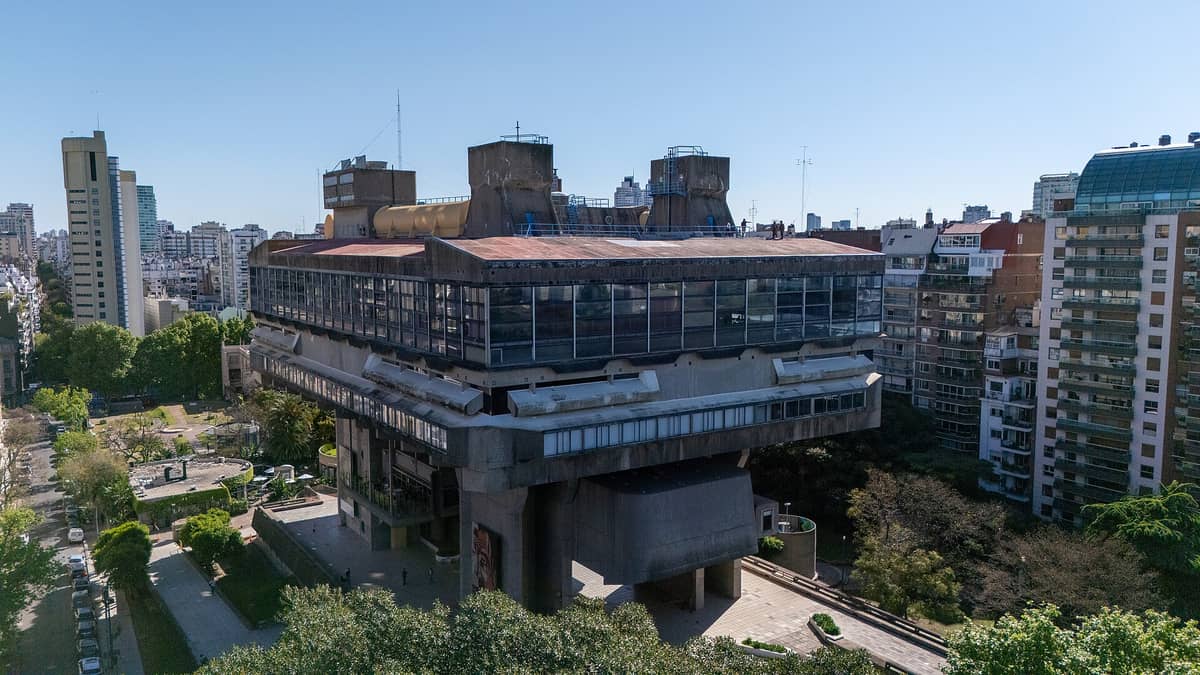 มุมสูงเห็นอาคาร Biblioteca Nacional Mariano Moreno สไตล์บรูตาลิสม์ โอบล้อมด้วยเมืองและสวนเขียวในบัวโนสไอเรส