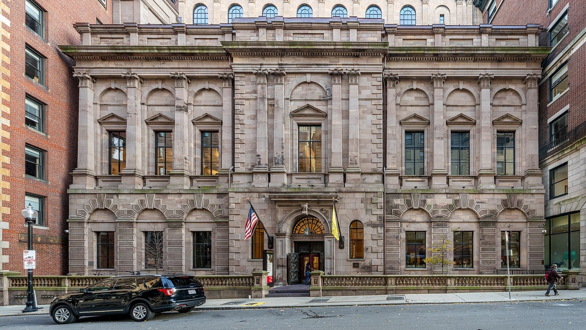 Facciata principale del Boston Athenæum, una storica biblioteca in arenaria con grandi finestre ad arco e dettagli architettonici classici su Beacon Street.