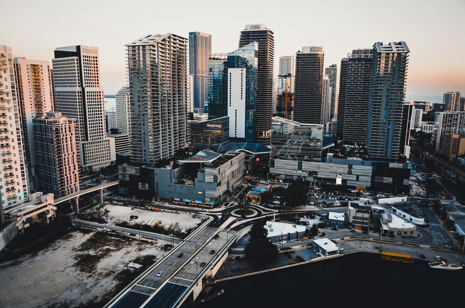 Vista aerea del Brickell City Centre a Miami, con grattacieli moderni, edifici commerciali e strade della città al crepuscolo.
