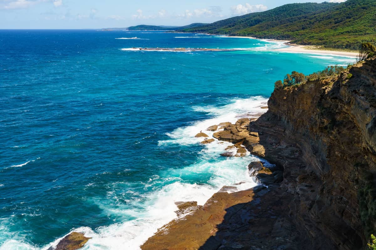 Hohe Küstenklippen mit Blick auf den türkisfarbenen Ozean und lange Sandstrände, typisch für North Stradbroke Island oder Moreton Island in der Nähe von Brisbane.