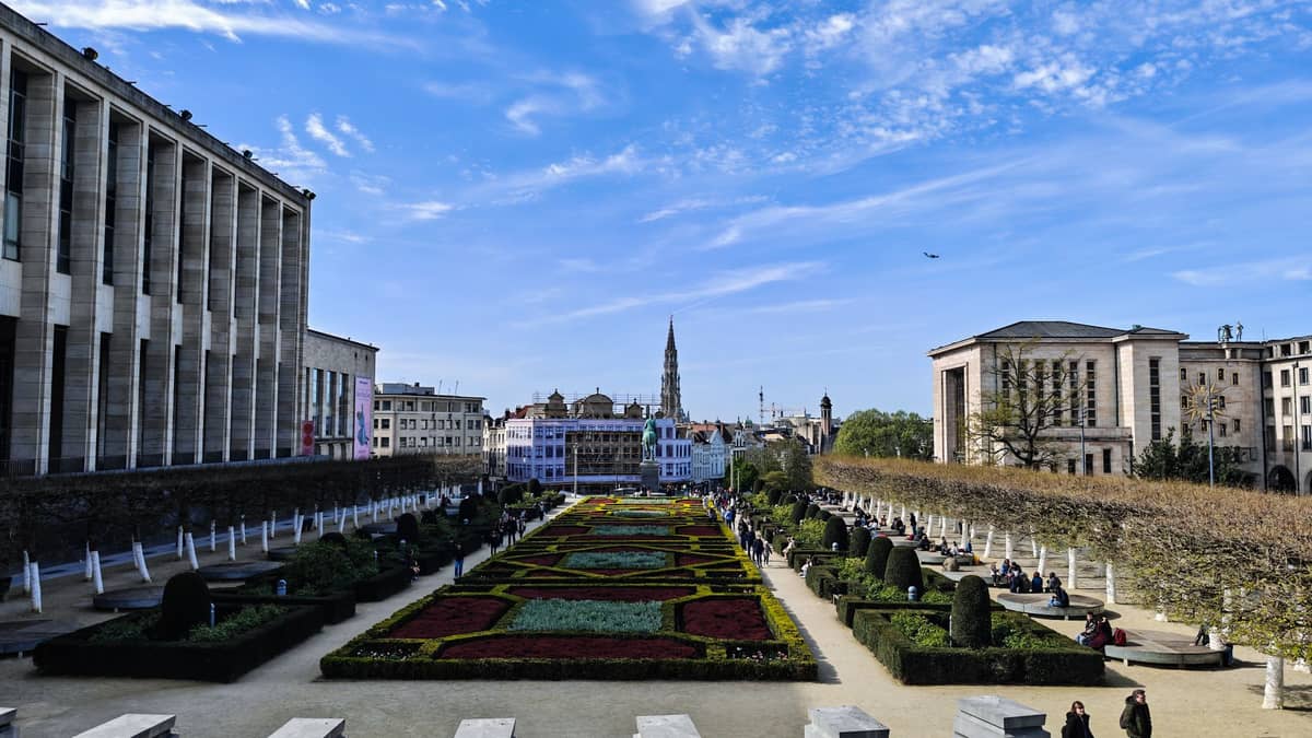 Vista ampla dos jardins do Mont des Arts em Bruxelas, com o centro histórico ao fundo — um dos passeios gratuitos mais charmosos da cidade.