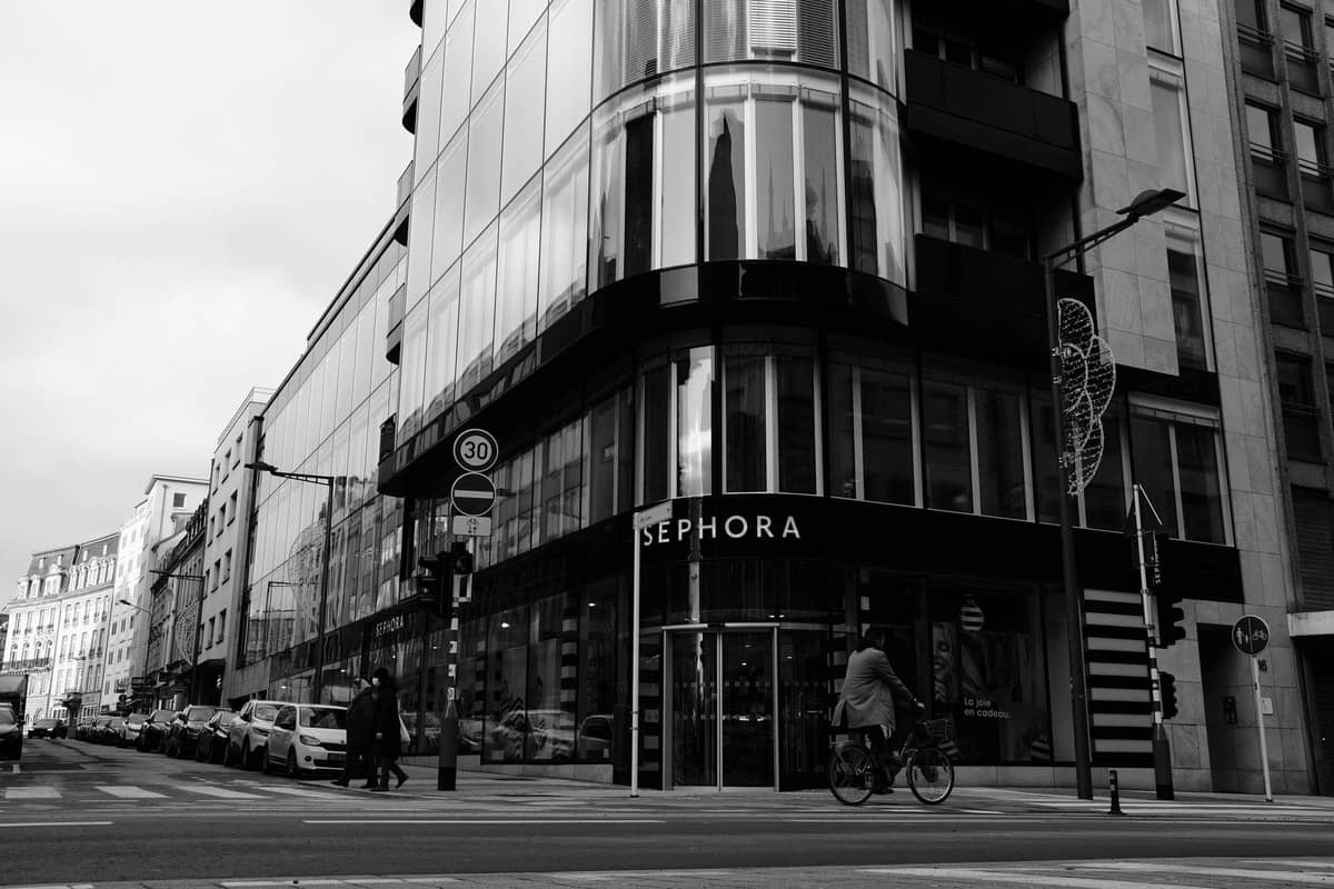 Esquina de rua em Bruxelas com loja luxuosa da Sephora e edifícios modernos de vidro ao longo da Avenue Louise