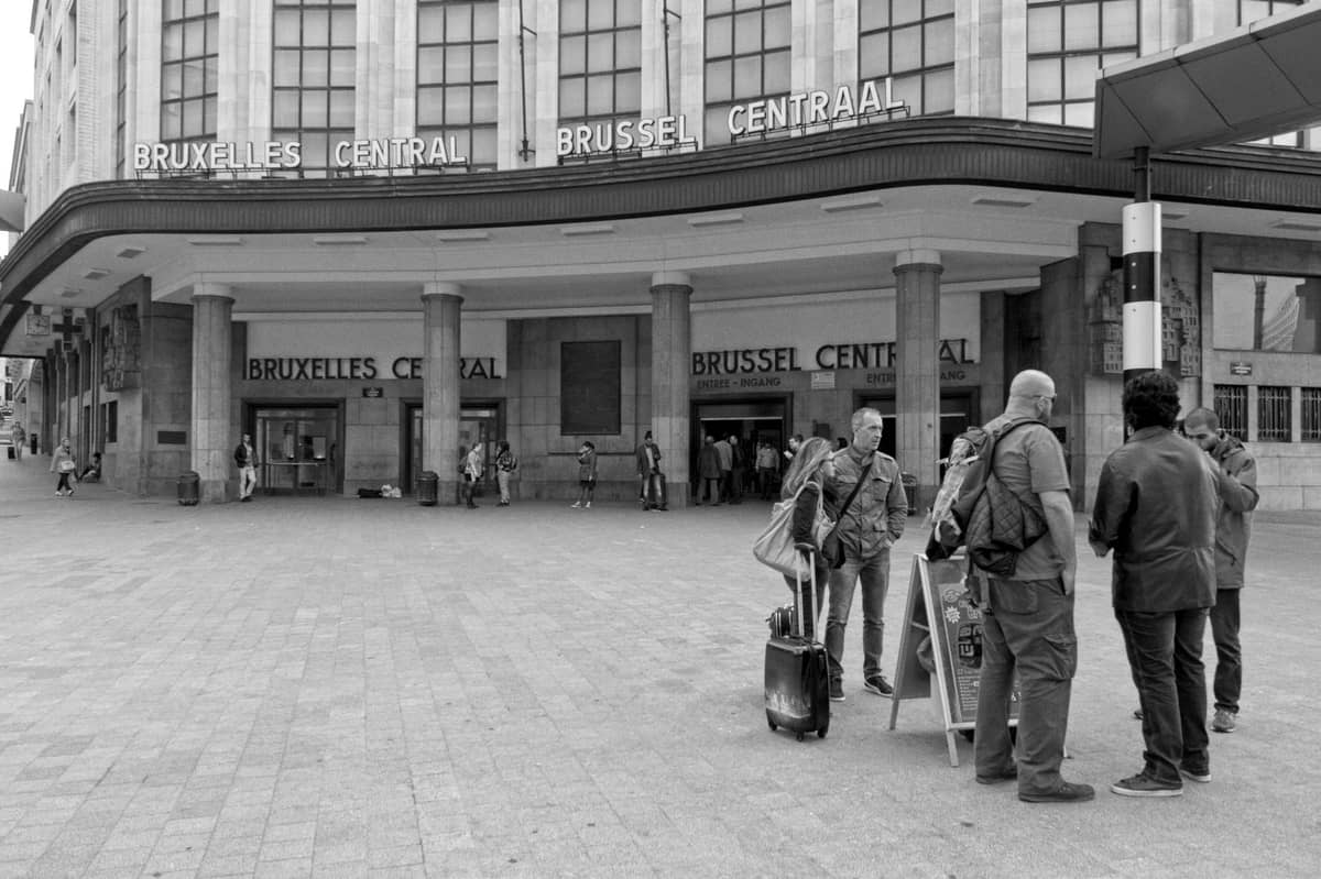 Viajantes com malas na entrada principal da estação Bruxelles Central (Brussel Centraal), principal ponto de partida dos trens para Amsterdã.