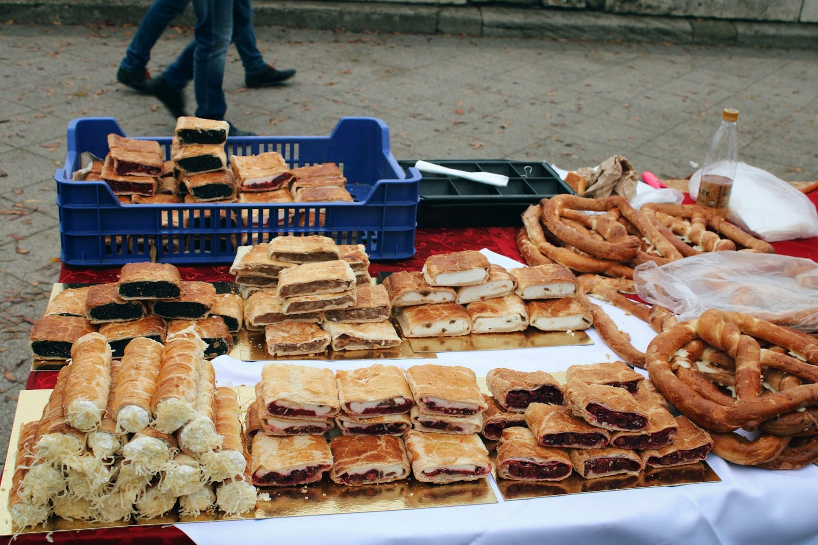 Auslage mit traditionellem ungarischen Gebäck und Backwaren auf einem Straßenmarktstand in Budapest – eine Vielfalt lokaler Snacks, bereit zum Probieren.