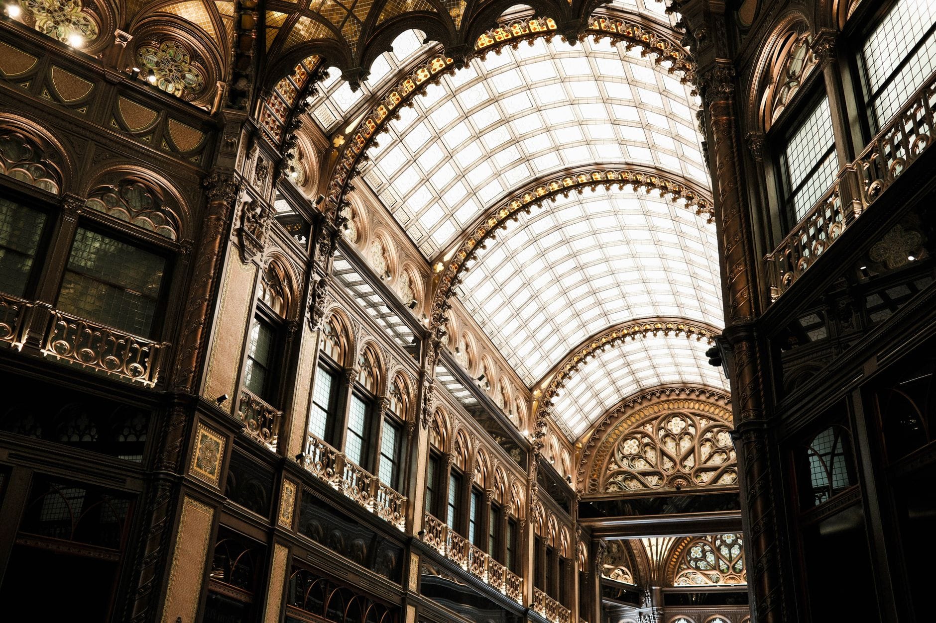 Eine prächtige Budapester Passage mit verzierter Architektur, gewölbter Glasdecke und aufwendigen Details, die die Schönheit des Designs des späten 19. Jahrhunderts zeigt.