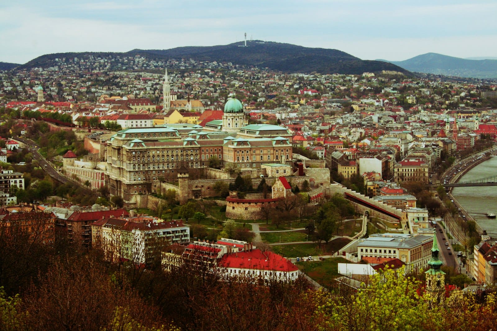 Panoramablick auf Budapest mit der Burg Buda, einem bedeutenden Wahrzeichen aus der Habsburger-Ära, sowie der umliegenden Stadt und der Donau