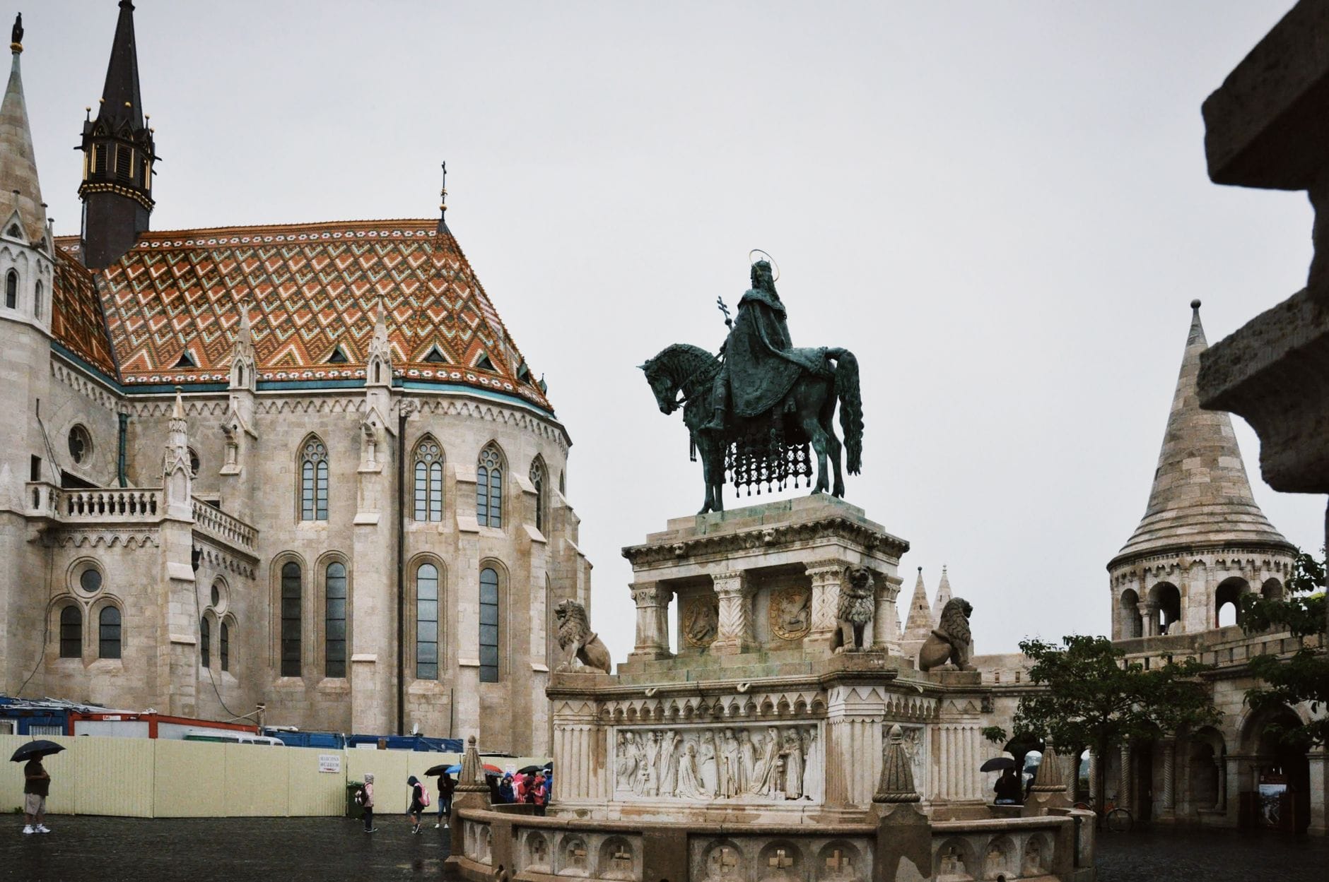 Reiterstatue vor der Matthiaskirche und der Fischerbastei im Burgviertel von Buda in Budapest