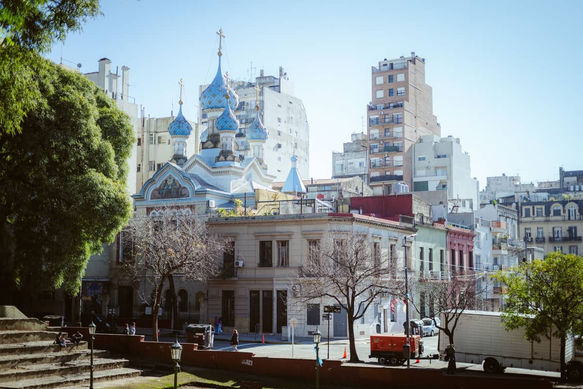 วิวย่าน San Telmo พร้อมโบสถ์ออร์โธดอกซ์รัสเซีย บ้านสไตล์โคโลเนียล และระเบียงเหล็ก ล้อมรอบด้วยอาคารในเมือง Buenos Aires