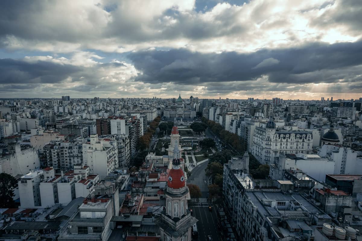 ภาพทางอากาศของ Buenos Aires พร้อมถนนกว้าง ต้นไม้ และอาคารประวัติศาสตร์ที่โดดเด่นใต้ท้องฟ้าที่สวยงาม