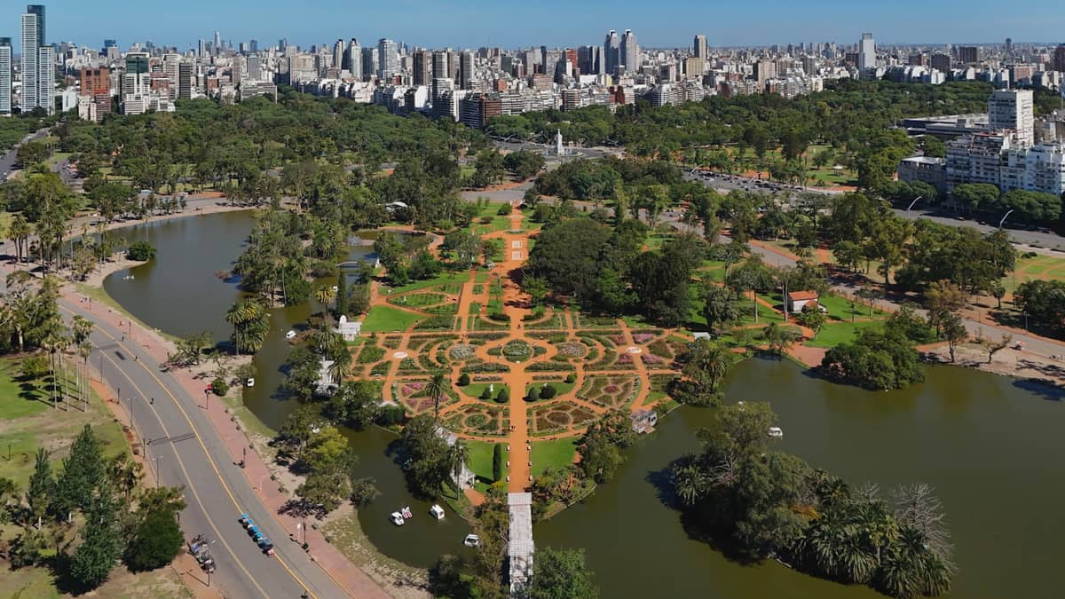 มุมมองทางอากาศของ Parque Tres de Febrero พร้อมสวนกุหลาบแบบเป็นทางการ ทะเลสาบ และเส้นขอบฟ้าของ Buenos Aires ในระยะไกล
