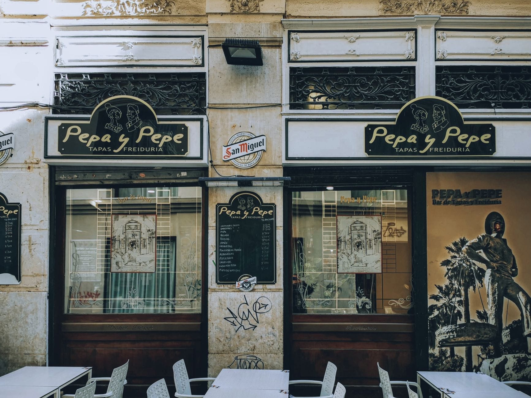 Cádiz, İspanya'da Pepa y Pepe tapas ve freiduría'nın açık hava masaları ve geleneksel tabelalarıyla sokak görünümü.