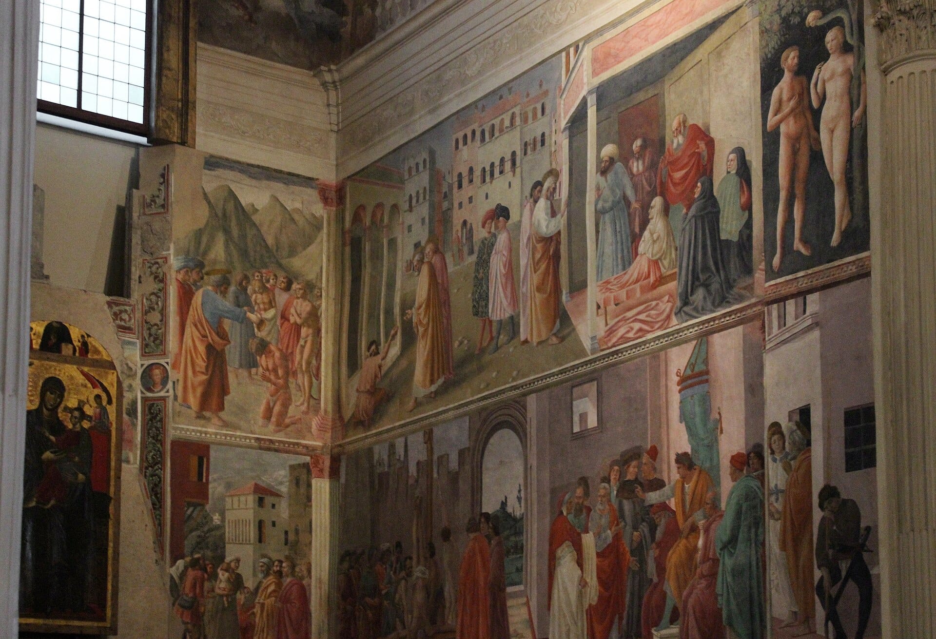 มุมกว้างของเฟรสโก้ Cappella Brancacci ของ Masaccio แต่งแต้มเต็มสองฝาผนังในโบสถ์ Santa Maria del Carmine เล่าเรื่องเซนต์ปีเตอร์