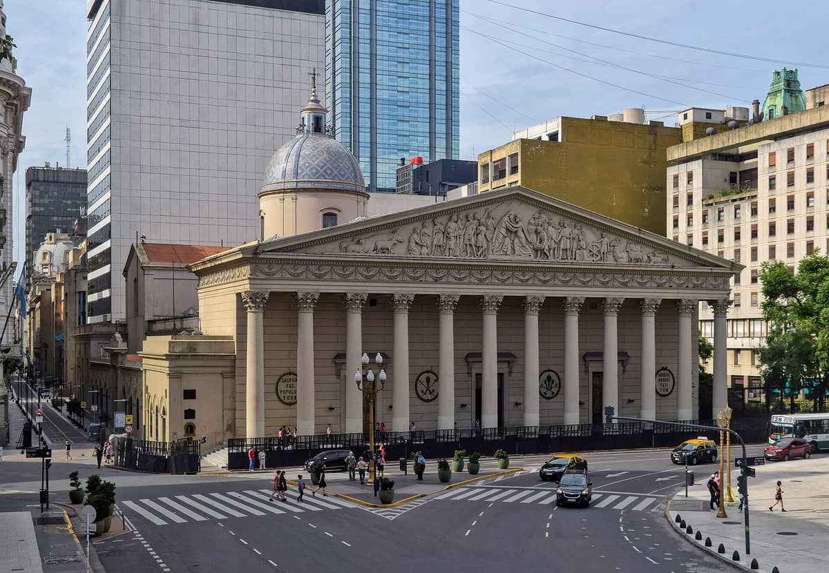 ภาพกว้างชัดของด้านหน้ามหาวิหาร Catedral Metropolitana de Buenos Aires สไตล์นีโอคลาสสิก เสาเรียงกับจั่วสูง ตั้งอยู่หัวถนนกลางเมือง