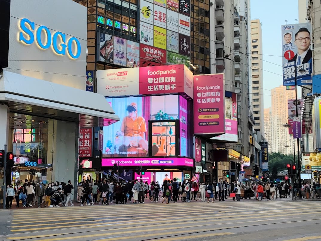ฝูงชนและป้ายนีออนรอบห้างสรรพสินค้า SOGO ในคอสเวย์เบย์ ฮ่องกง