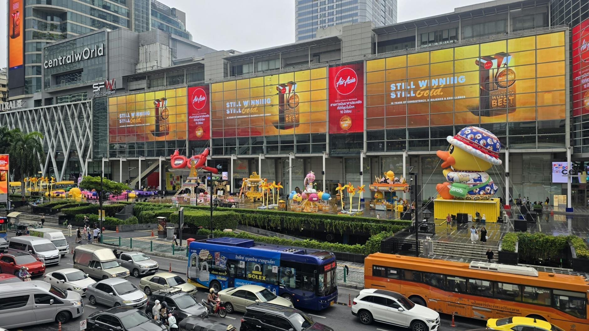 Centro commerciale CentralWorld a Bangkok con traffico vivace e piazza esterna