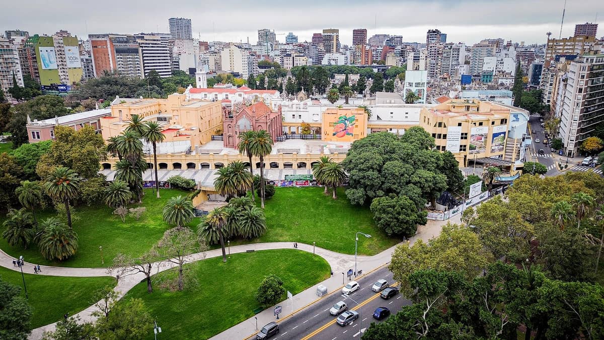 มุมสูงของ Centro Cultural Recoleta ในบัวโนสไอเรส เห็นตัวตึกสถาปัตยกรรมเด่น จุดที่มีภาพจิตรกรรมฝาผนังสีสันสด กับสวนสาธารณะล้อมรอบ