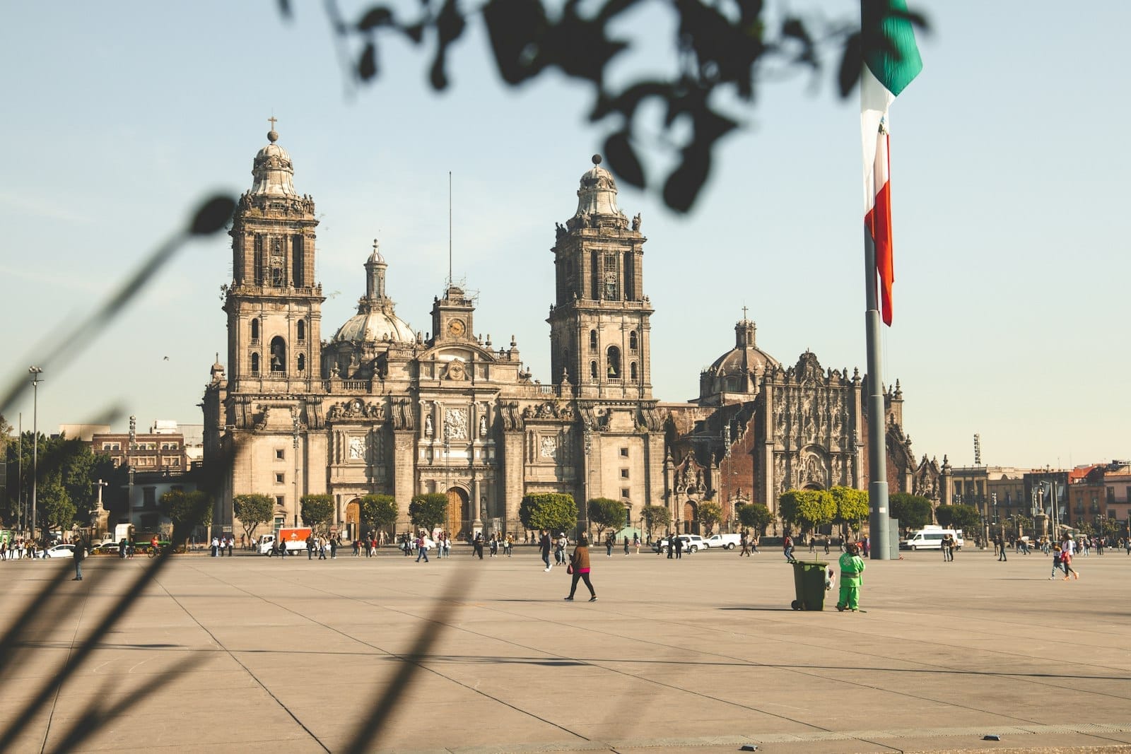มุมกว้างจัตุรัส Zócalo ของเม็กซิโกซิตี้ เห็นมหาวิหารและธงชาติขนาดใหญ่ ใจกลาง Centro Histórico ยามพระอาทิตย์ขึ้น