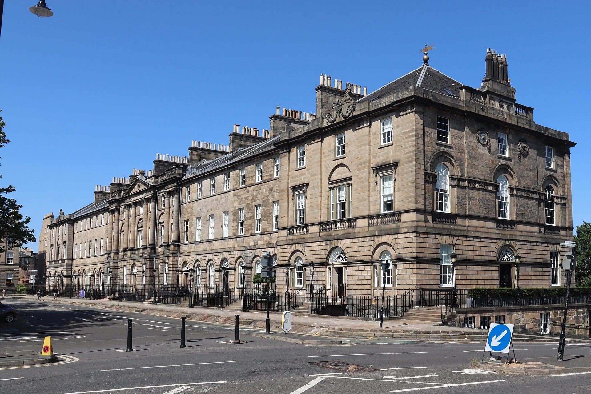 Der Charlotte Square in Edinburgh an einem sonnigen Tag mit eleganten georgianischen Reihenhäusern und klassischer Architektur, die diesen historischen Platz in der New Town rahmen.