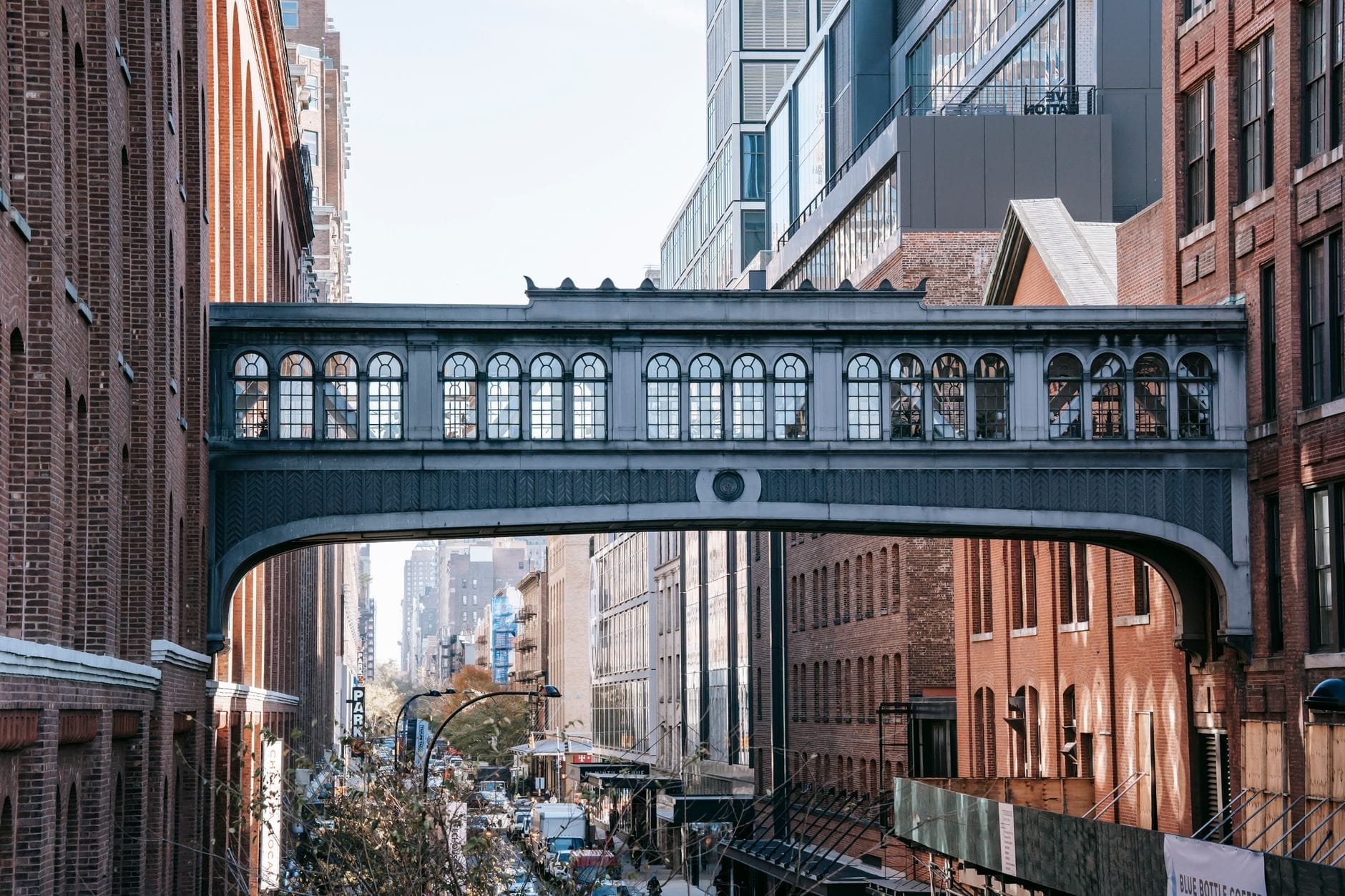 Vista della celebre passerella sopraelevata del Chelsea Market che collega i vecchi edifici in mattoni sopra una strada trafficata, con tutta l'architettura industriale del mercato di New York City.