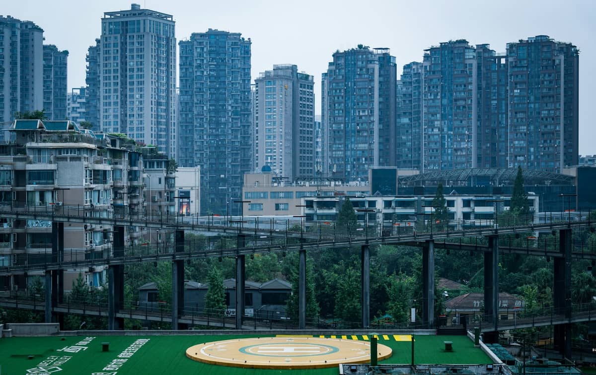 Horizonte nublado de Chengdu con modernos edificios de gran altura y un cielo gris y nuboso, que refleja el clima fresco y húmedo típico de la ciudad en febrero.