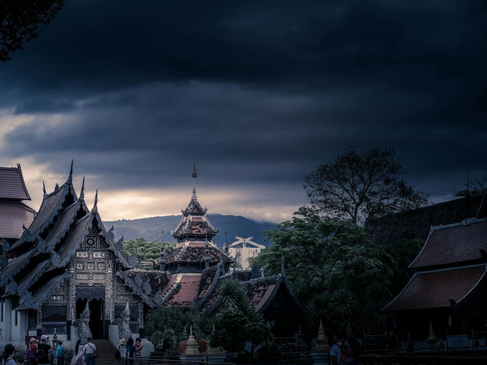 Vista oscura y dramática de un templo en Chiang Mai bajo densas nubes de humo, que refleja la mala calidad del aire durante la temporada de quemas.