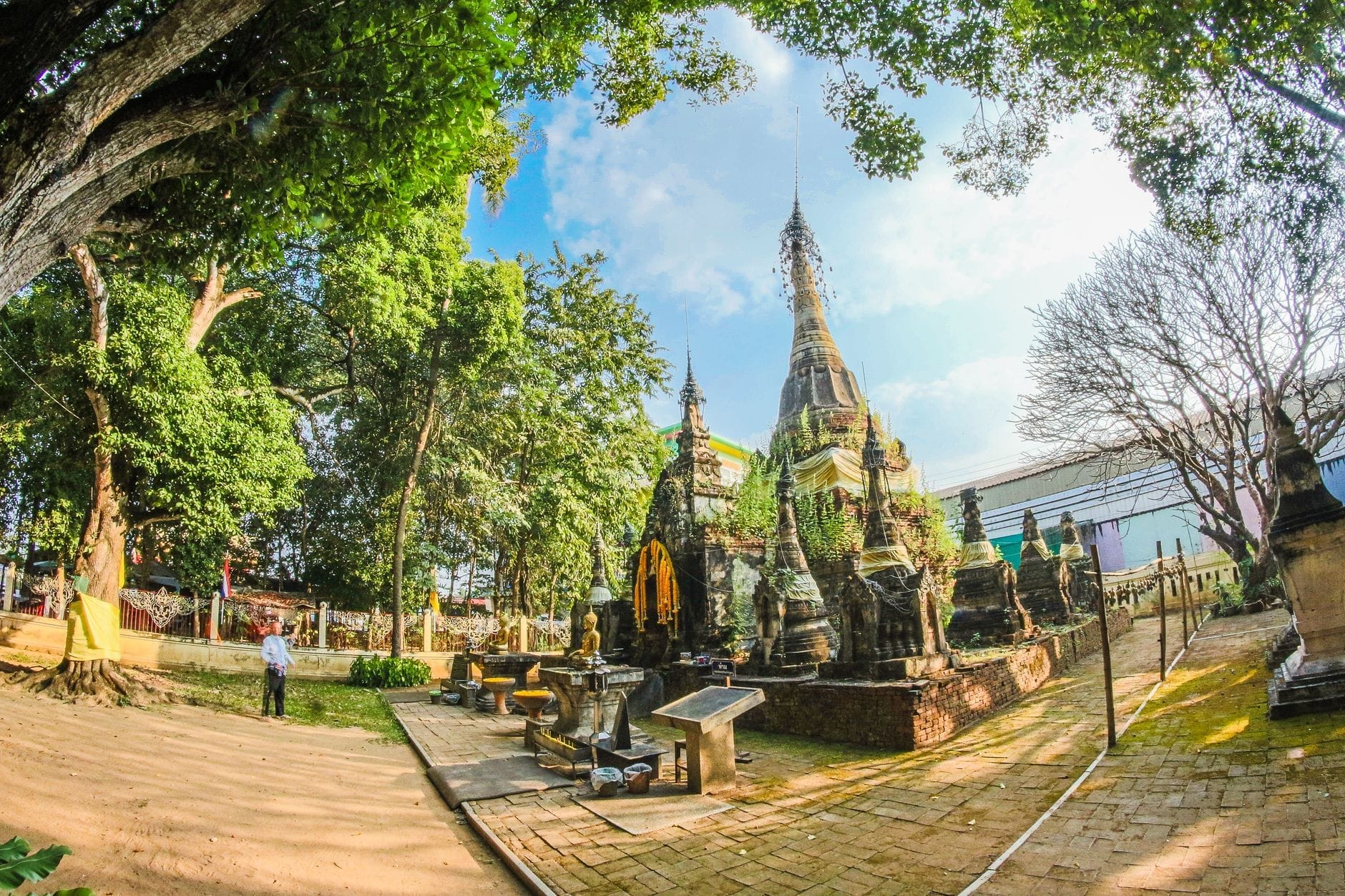 Những tháp chedi Phật giáo cổ đại và các ngôi đền bao quanh bởi cây cối trong một góc yên bình và thanh tịnh của Chiang Mai.