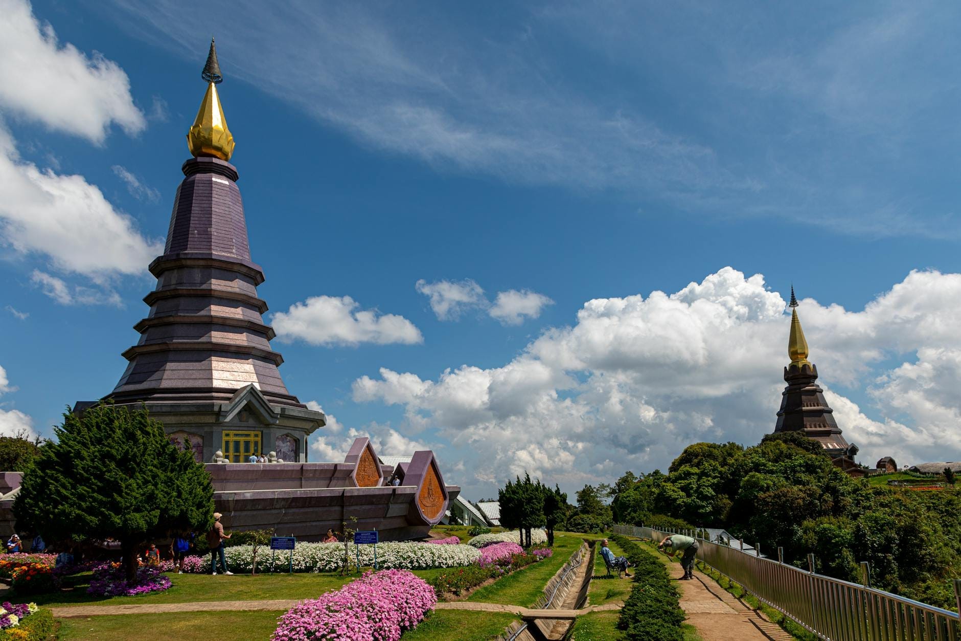 Hai chedi tại Doi Inthanon được bao quanh bởi những khu vườn rực rỡ và bầu trời ấn tượng, đại diện cho cảnh quan núi non của Chiang Mai và thời tiết thay đổi.